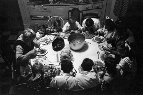 family-dinner-by-bela-kalman